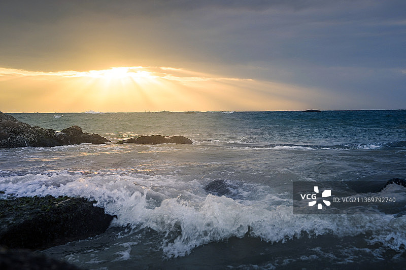 海上日出万丈光芒图片素材