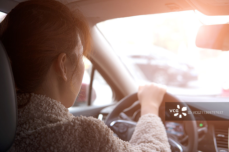 女司机在开车行驶在路上图片素材