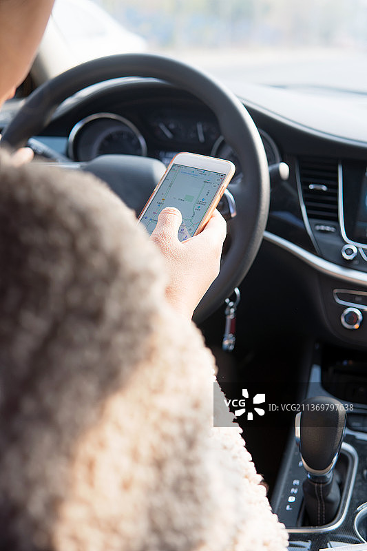 等红绿灯时女司机玩手机图片素材