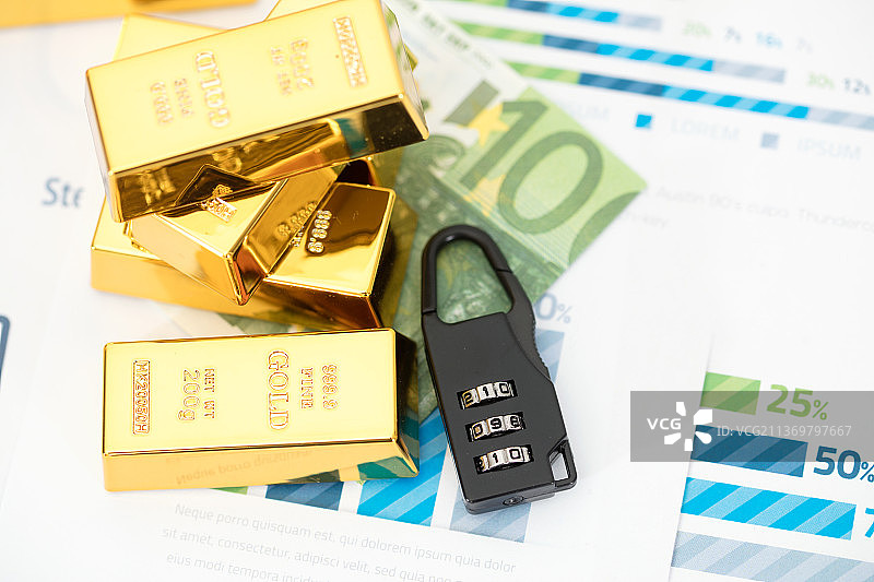 金条和欧元纸币及密码锁组成的资金安全概念图片素材