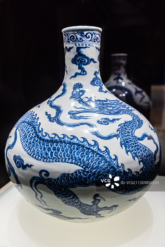 明宣德青花云龙纹天球瓶图片素材