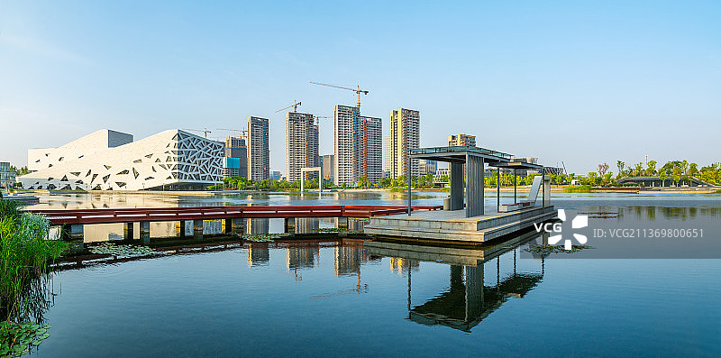 浙江杭州临平区 临平新城城市建筑 艺尚小镇 东湖公园 栈桥 水上观景台图片素材