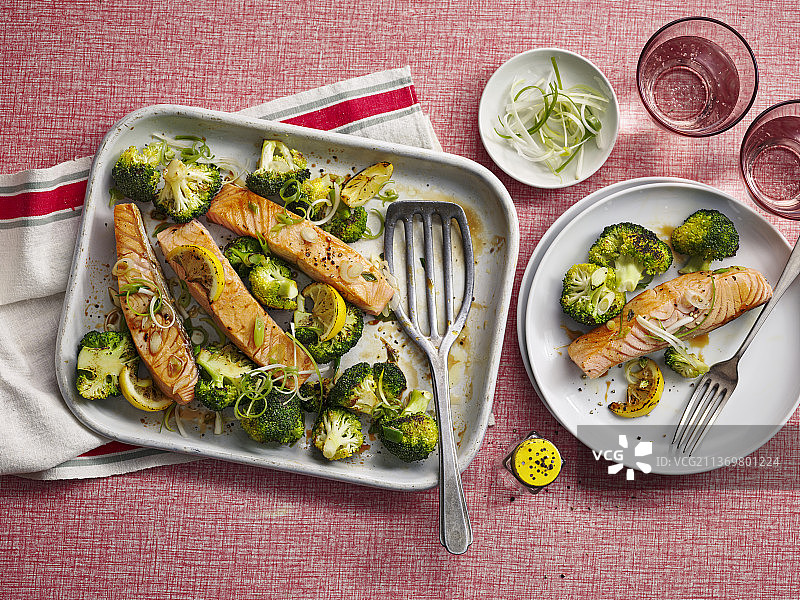 西兰花烤三文鱼图片素材