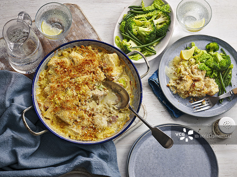 培根韭葱炖鸡图片素材