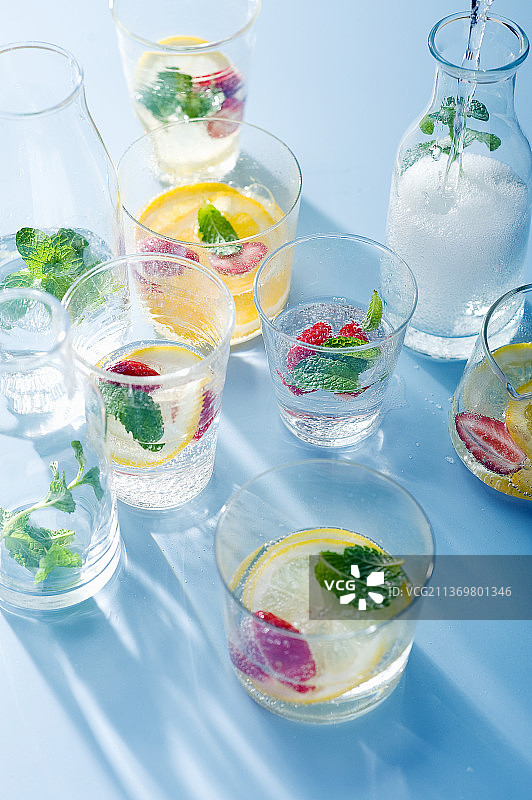 柠檬草莓切片柠檬水图片素材