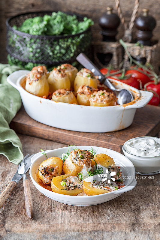 烤酿土豆配鸡肉和豌豆图片素材