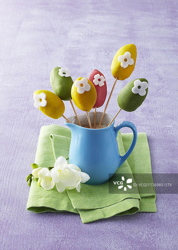 复活节彩蛋形状的彩色蛋糕棒棒糖图片素材