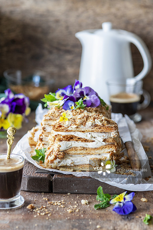 饰有角堇花的拿破仑蛋糕图片素材