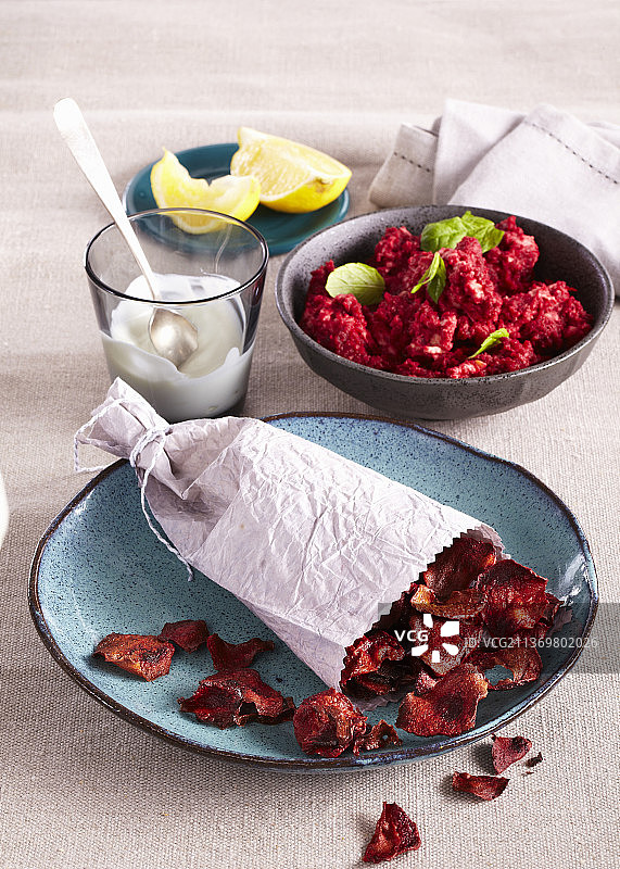 甜菜根片配甜菜根和鹰嘴豆泥图片素材