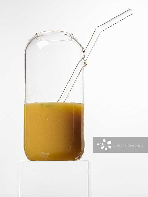 玻璃杯装水果鸡尾酒配玻璃吸管图片素材