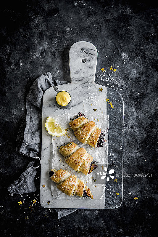 蓝莓柠檬凝乳酥皮羊角面包图片素材