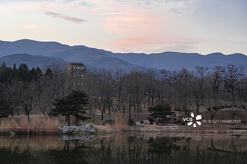 黄昏中的北京植物园图片素材