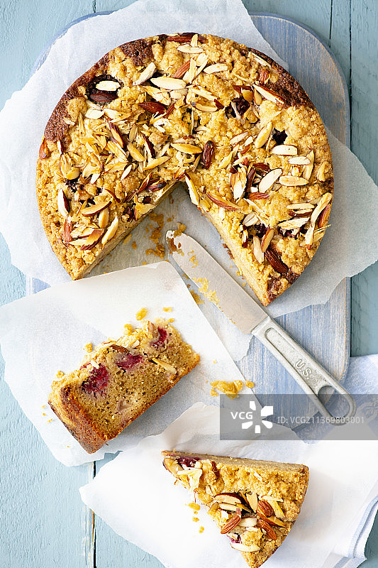 桃子覆盆子杏仁蛋糕图片素材