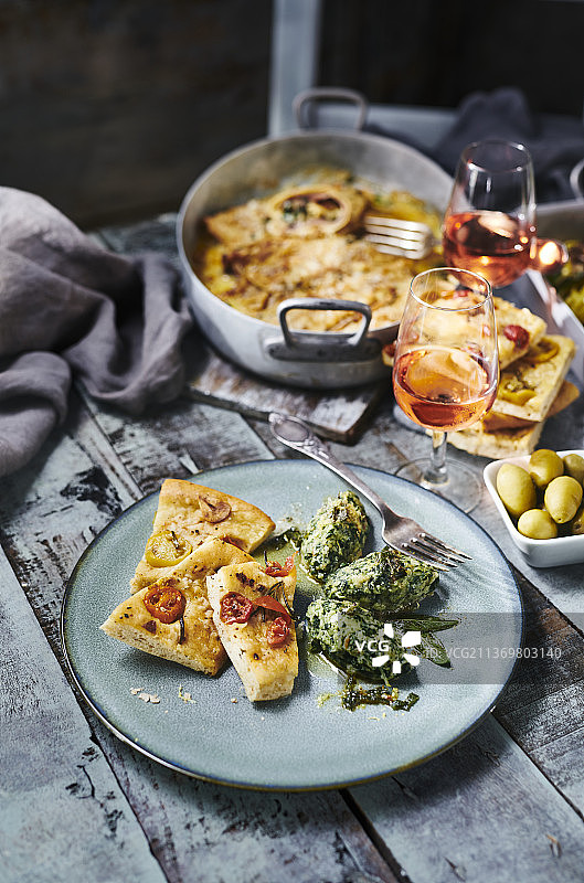 南蒂罗尔菠菜饺子配佛卡夏面包图片素材