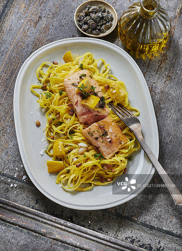 柠檬三文鱼柠檬意式宽面图片素材