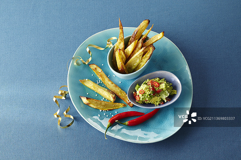 配鳄梨酱的炸薯条图片素材