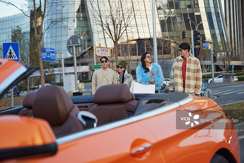 快乐的青年人驾驶豪车购物图片素材