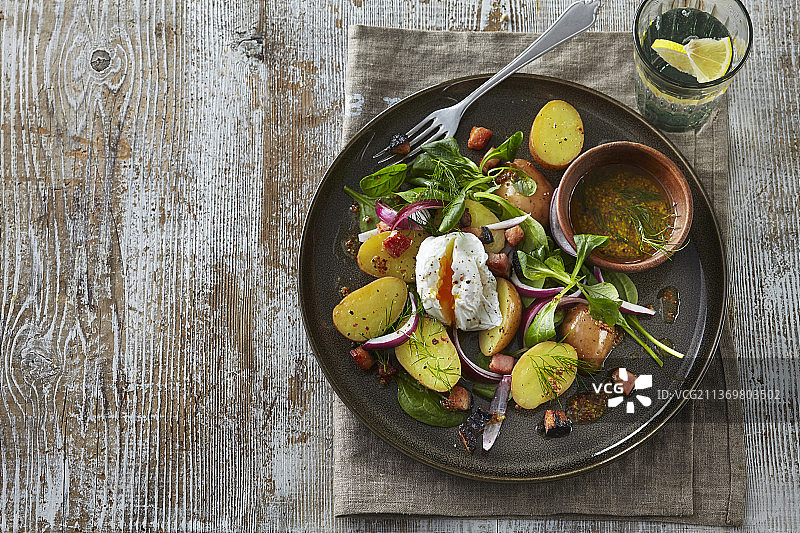 农夫沙拉配水波蛋图片素材