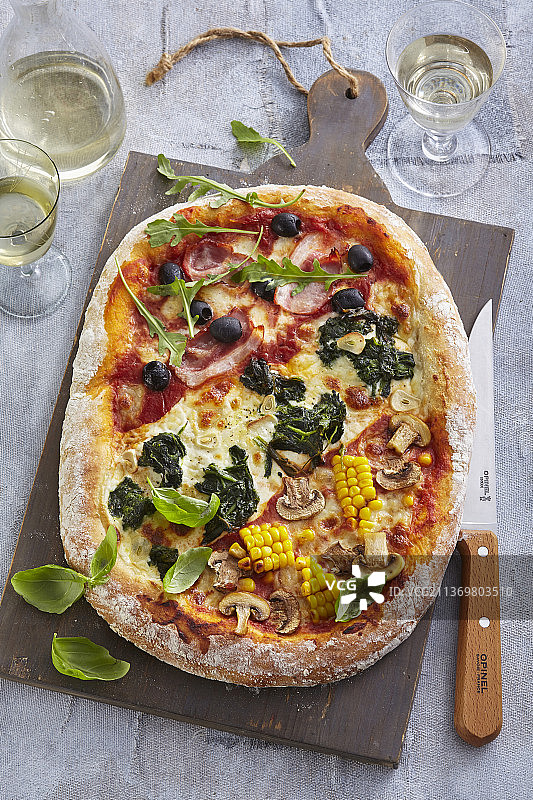 快速制作的火腿、蘑菇和蔬菜披萨图片素材