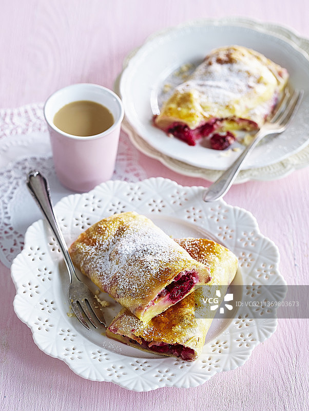 酸樱桃和布丁馅卷图片素材