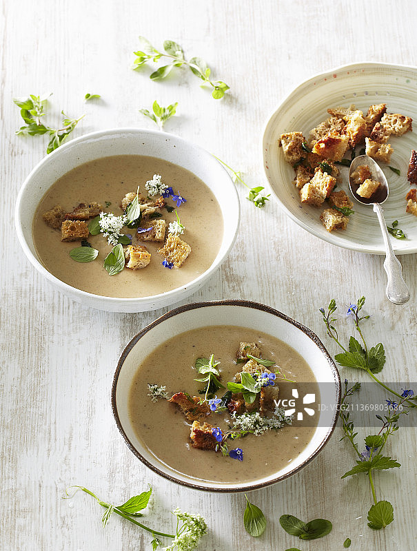 香草面包丁蔬菜奶油浓汤图片素材
