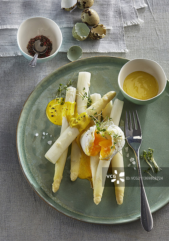 鸡蛋藏红花荷兰酱佐白色芦笋图片素材