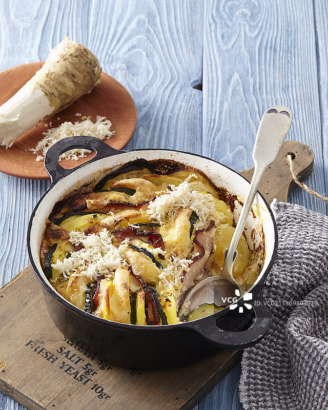 焗烤土豆配辣根和条纹培根图片素材