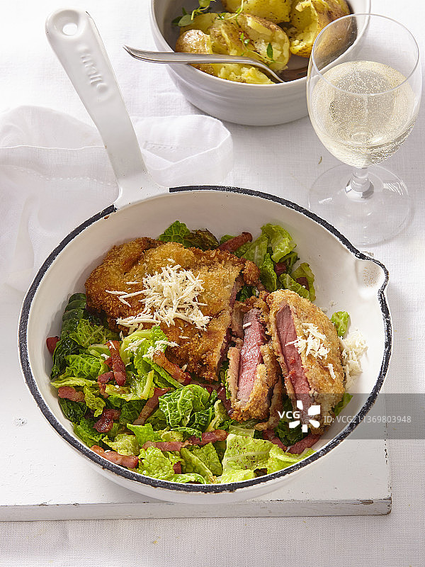 辣根牛肉炸肉排配羽衣甘蓝图片素材