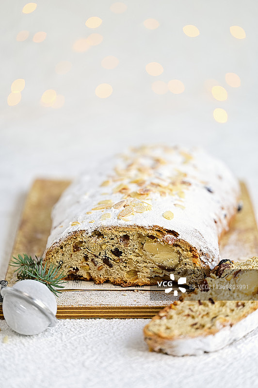 圣诞史多伦蛋糕与杏仁蛋白软糖图片素材