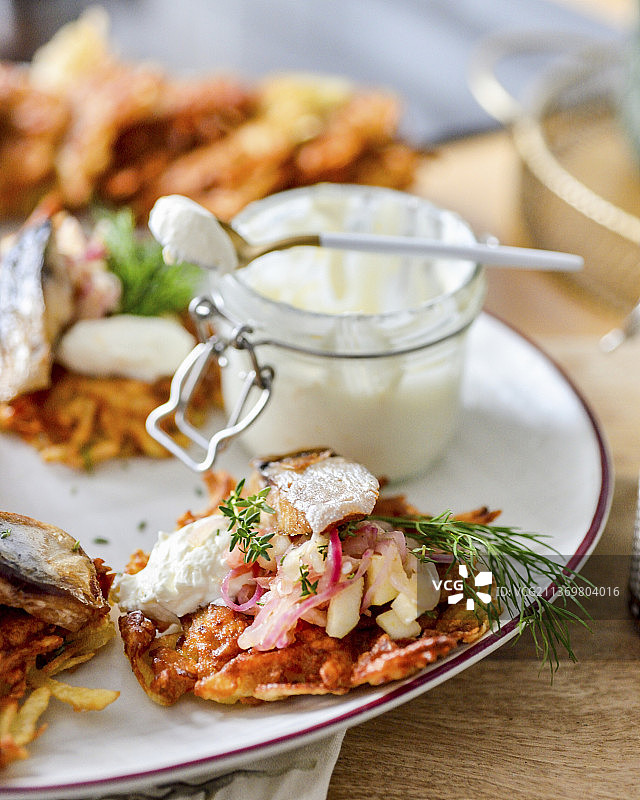 马铃薯土豆饼配鲜奶油和莳萝图片素材