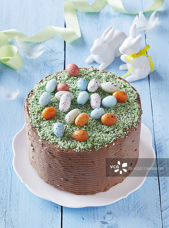 装饰着复活节彩蛋的蛋糕图片素材