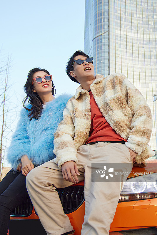 快乐青年情侣和豪车图片素材