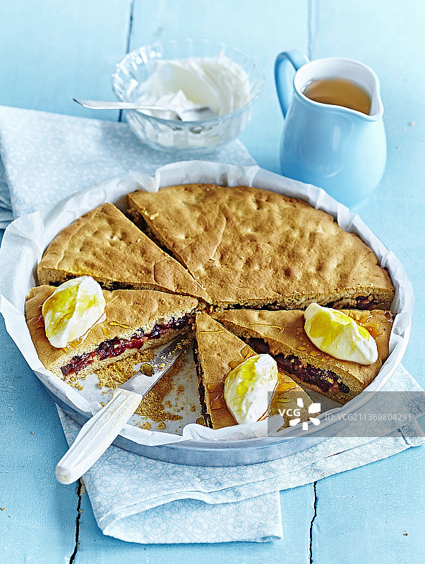 坚果馅蜂蜜蛋糕图片素材