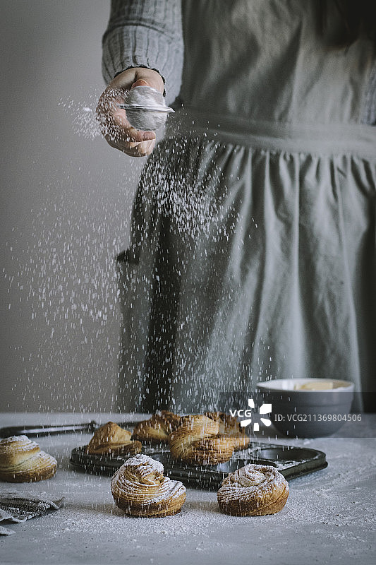 撒上糖粉的奶油松饼图片素材
