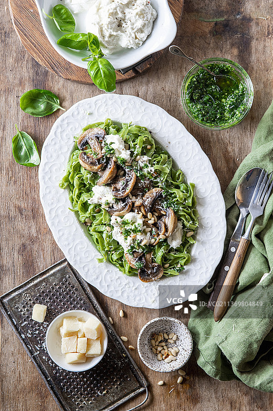 蘑菇和布拉塔奶酪的绿色意大利面图片素材