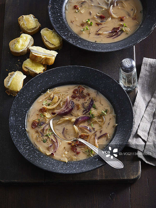 啤酒和奶酪法式面包洋葱汤图片素材