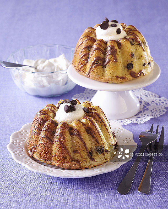 小型双层奶油花式面包图片素材