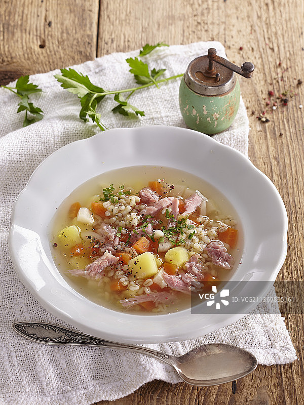 含粗燕麦的烟熏肉汤图片素材