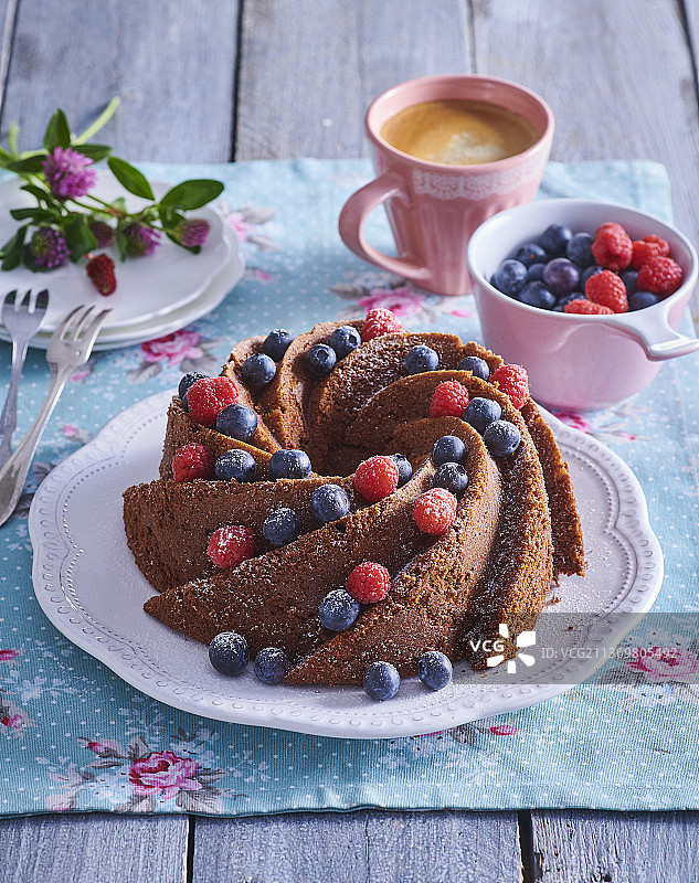 蛋奶酒蓝莓邦特蛋糕图片素材