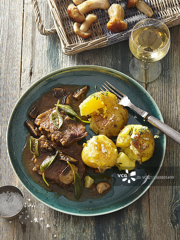 蘑菇鼠尾草炖牛肉图片素材