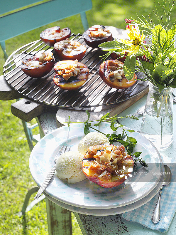 烤桃子配杏仁饼干馅图片素材