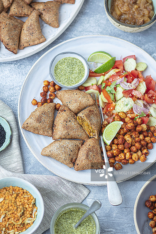 扁豆全麦萨摩萨三角饺图片素材