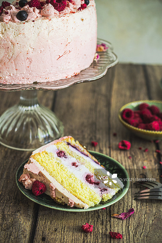 奶油奶酪糖霜覆盆子蛋糕图片素材