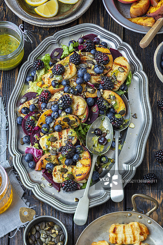 甜菜根沙拉配烤桃子和哈罗米图片素材