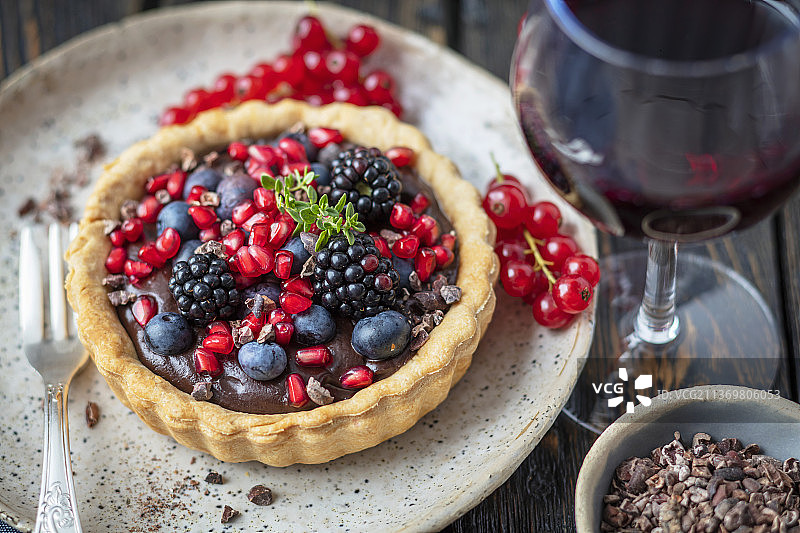 搭配浆果的黑巧克力挞图片素材