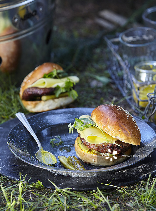 搭配奶酪和腌黄瓜的牛肉汉堡图片素材