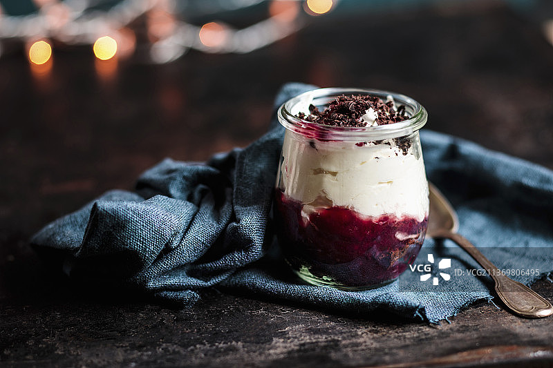 玻璃杯装黑森林樱桃蛋糕图片素材