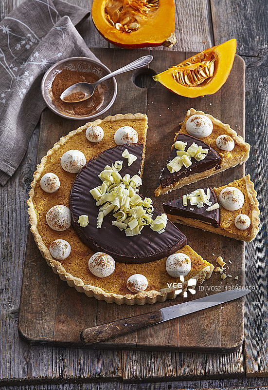 白色巧克力屑南瓜蛋糕图片素材