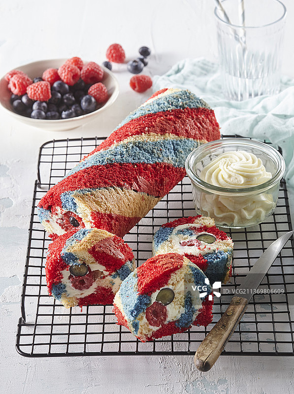 浆果彩虹蛋糕卷图片素材