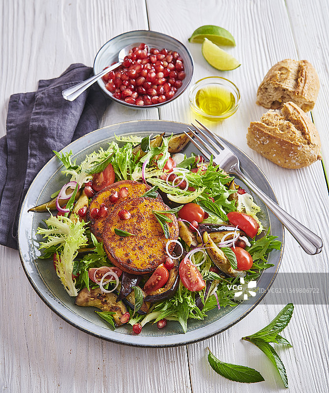 茄子烤奶酪夏日沙拉图片素材